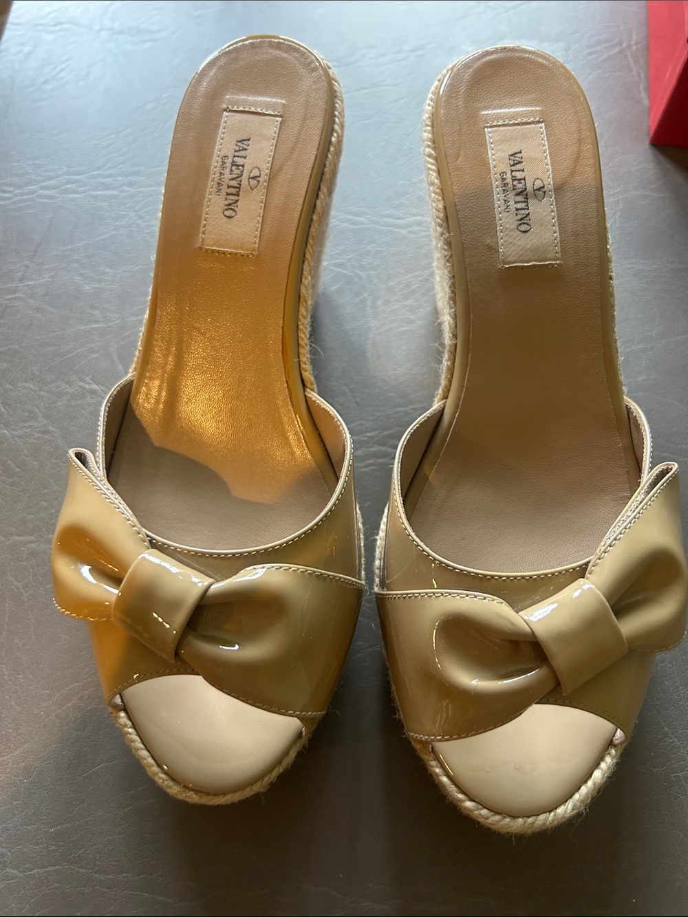 Valentino Garavani Patent Bow Espadrille Slide in Beige